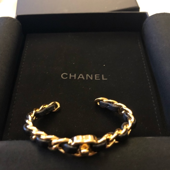 Chanel gold leather cuff - Picture 2 of 2